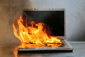 laptop en llamas por falta de ventilacion